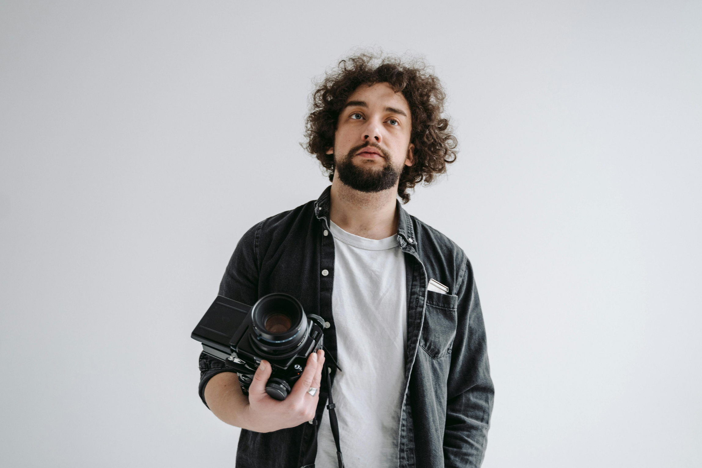 Contact. Cromatic Studio — Fotograf de nuntă în Târgu Jiu. Emoții reale, povești autentice și amintiri create cu pasiu