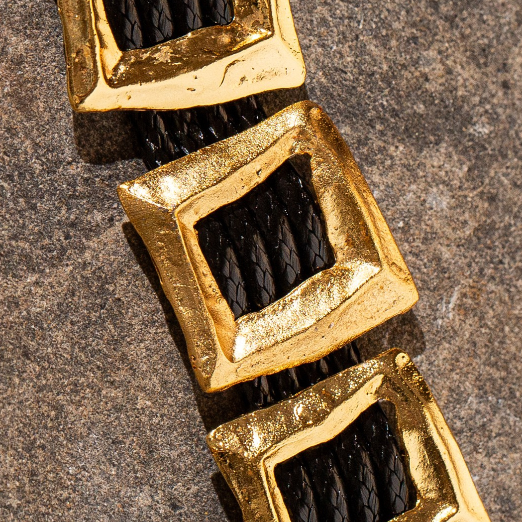 Tikiş və material detalları ilə alıcının inamını artıran foto