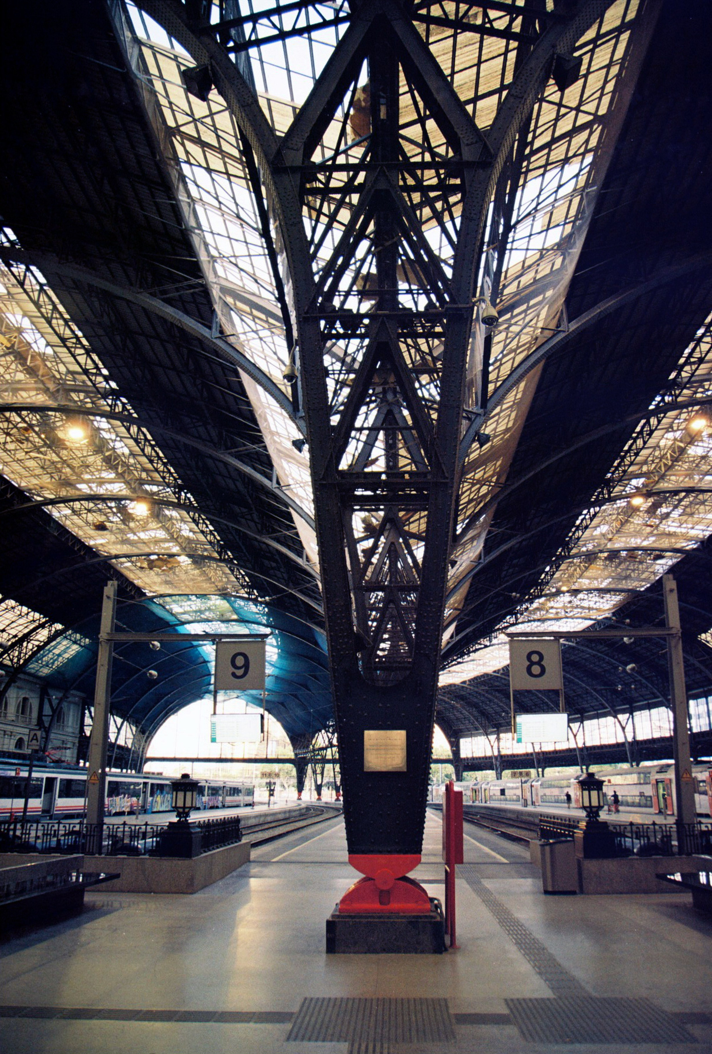 Antique photographs and cameras. Современнные и актикварные украшения в Барселоне, Москве и Санкт-Петербурге