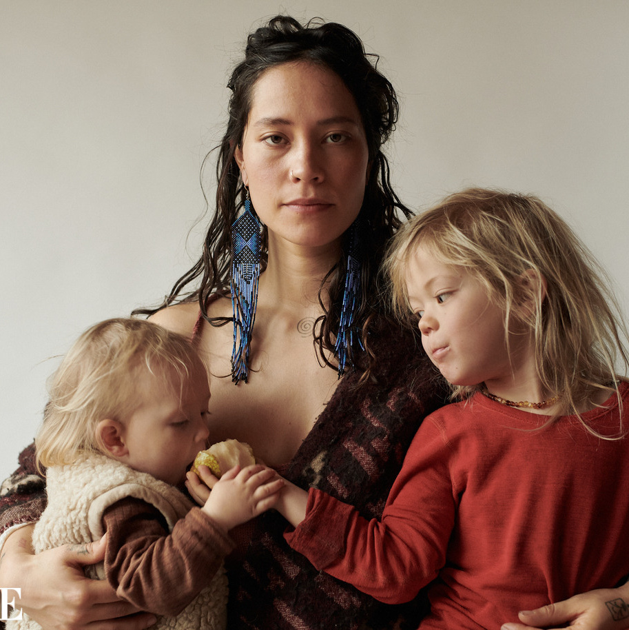 Fotograaf in Almere , familieportret van vrouw met kinderen in Oosterwold