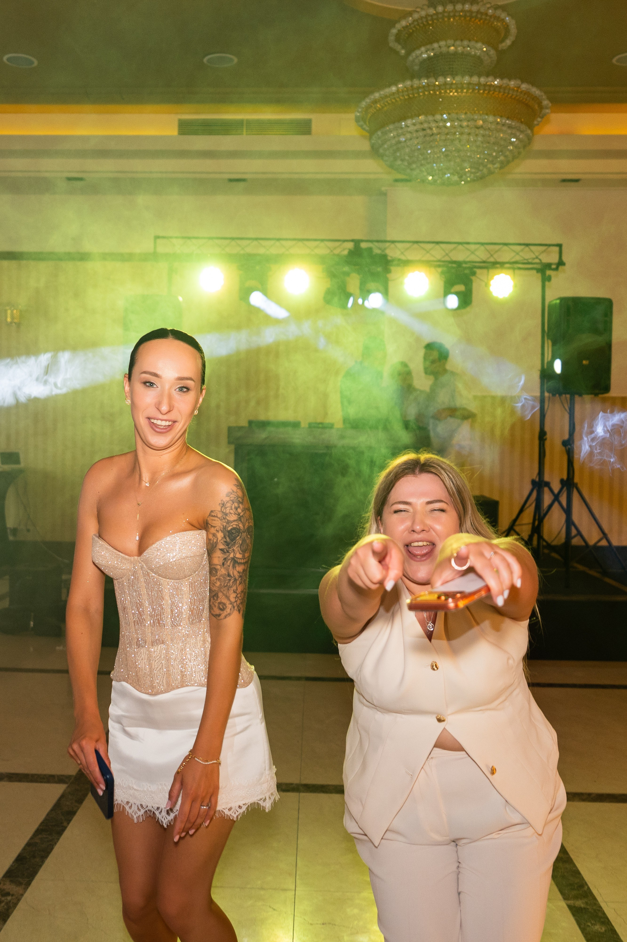 Goście tańczący podczas wesela w Haston City Hotel we Wrocławiu