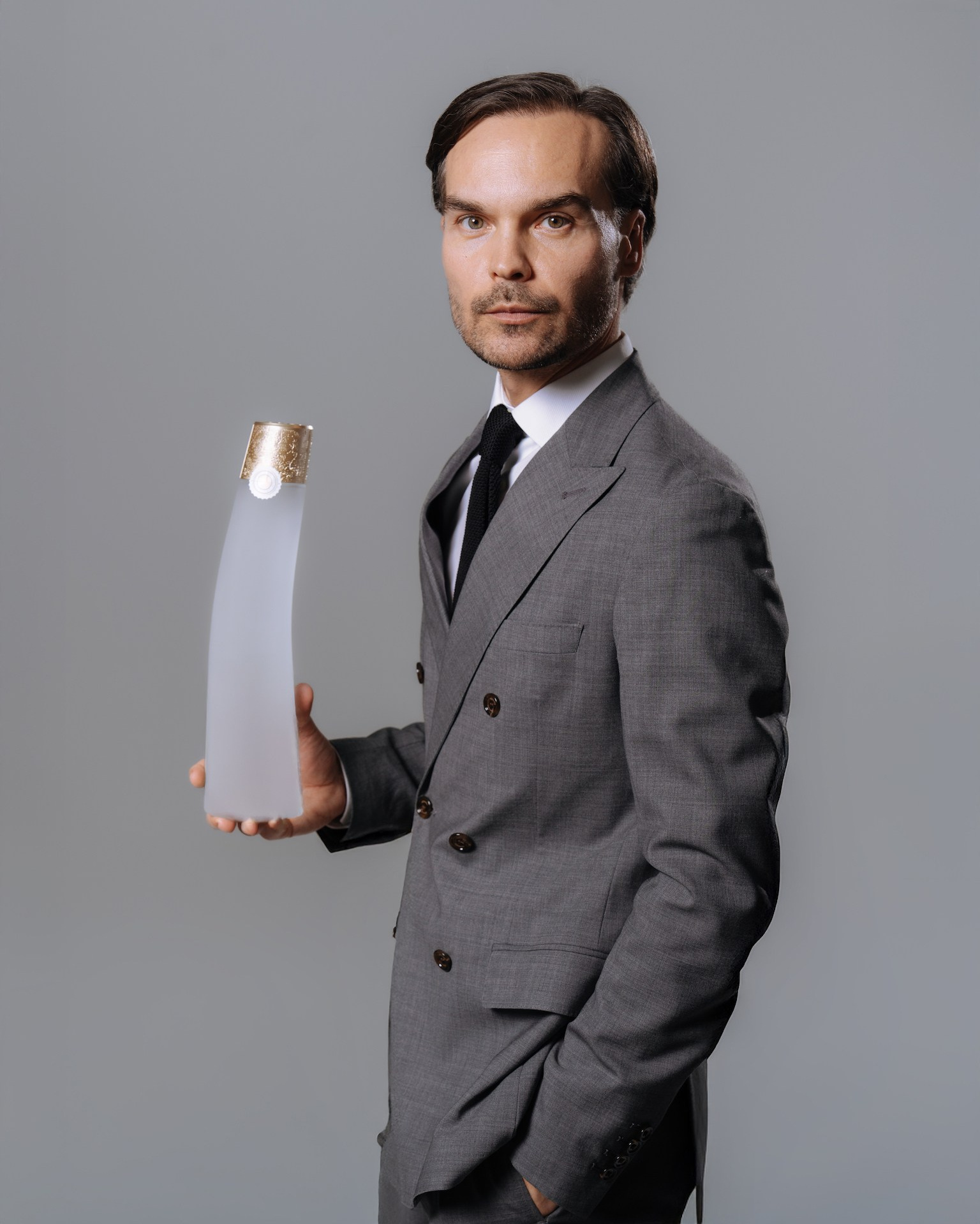 Современное оформление бизнес-отеля с жёлтым диваном