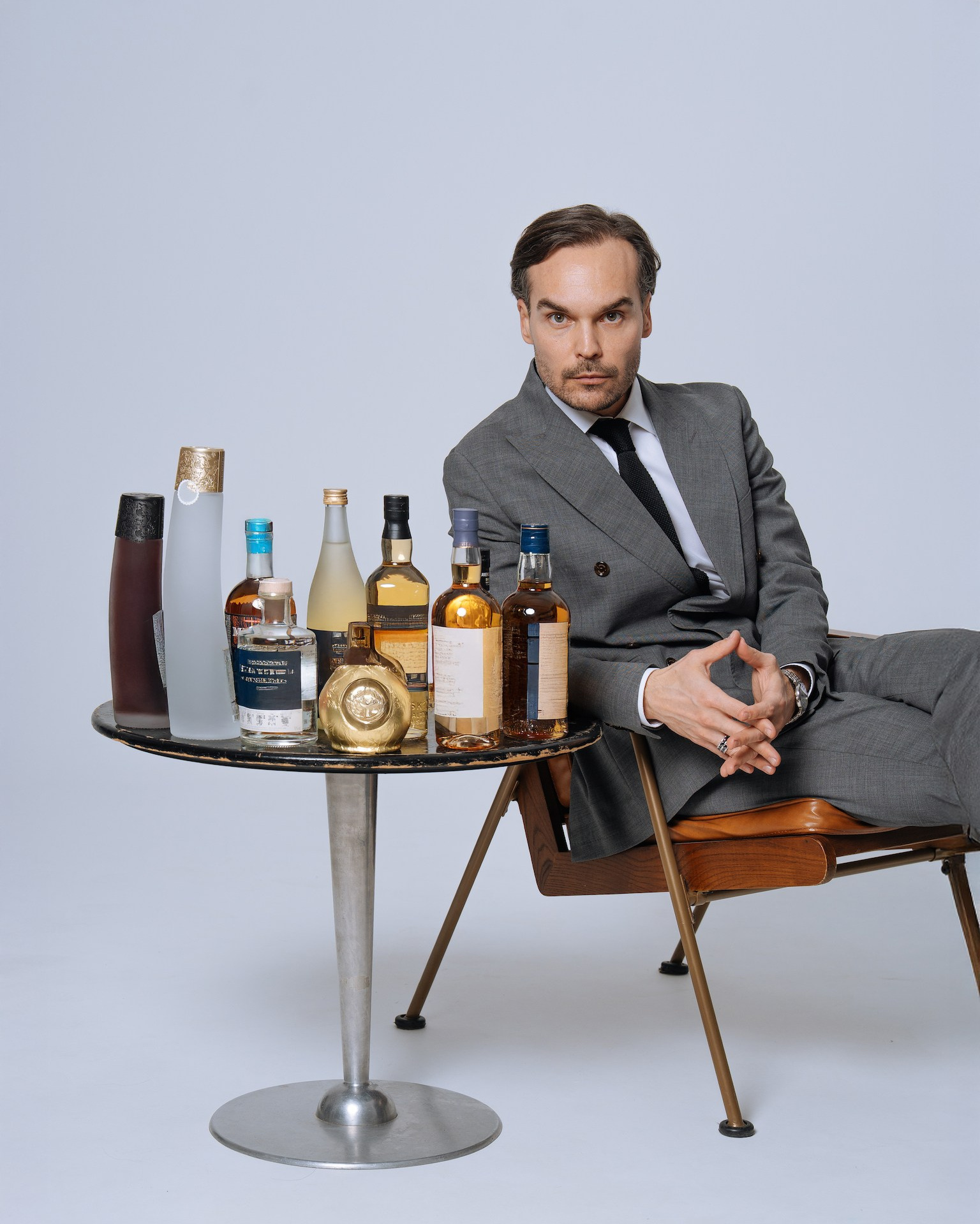 Деловой мужчина с кожаной сумкой у входа в бизнес-отель