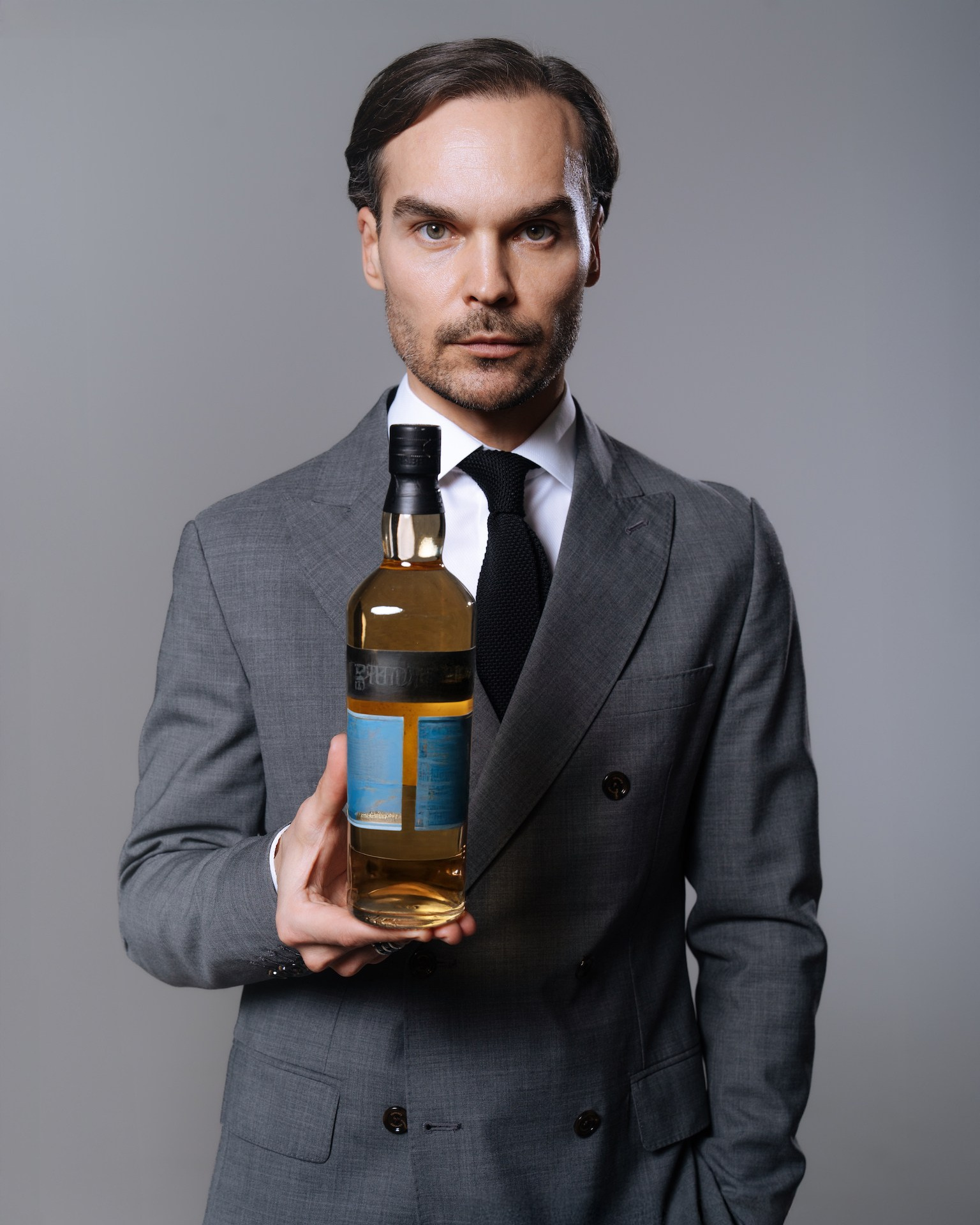 Минималистичная переговорная зона в отеле для деловых встреч