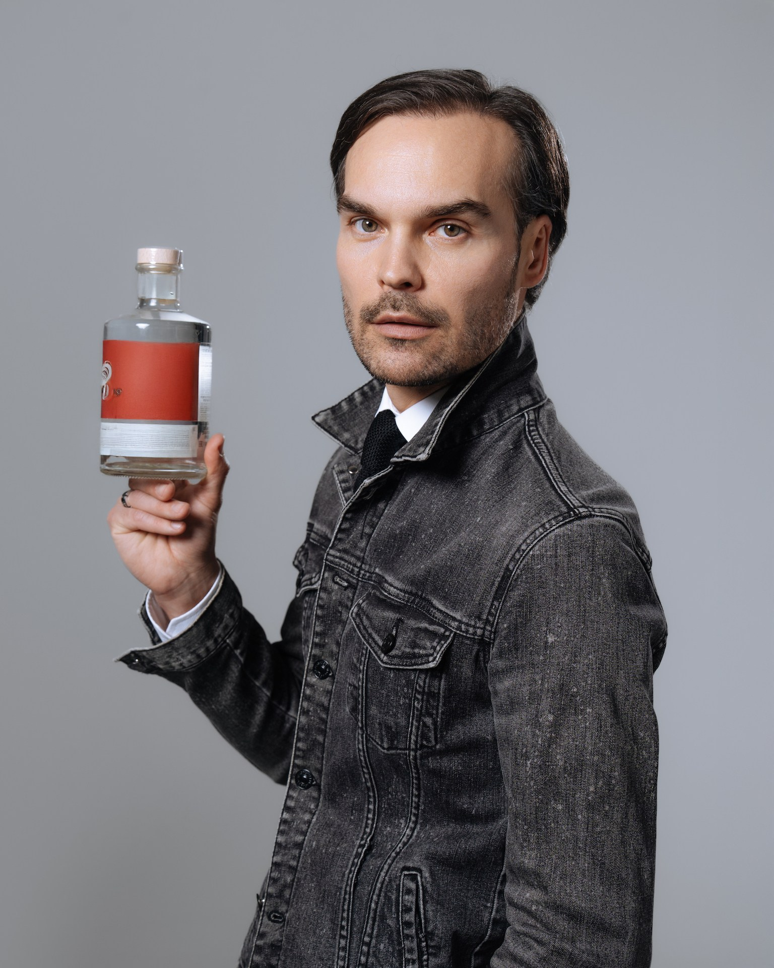 Гость в деловой одежде работает за ноутбуком в лобби отеля