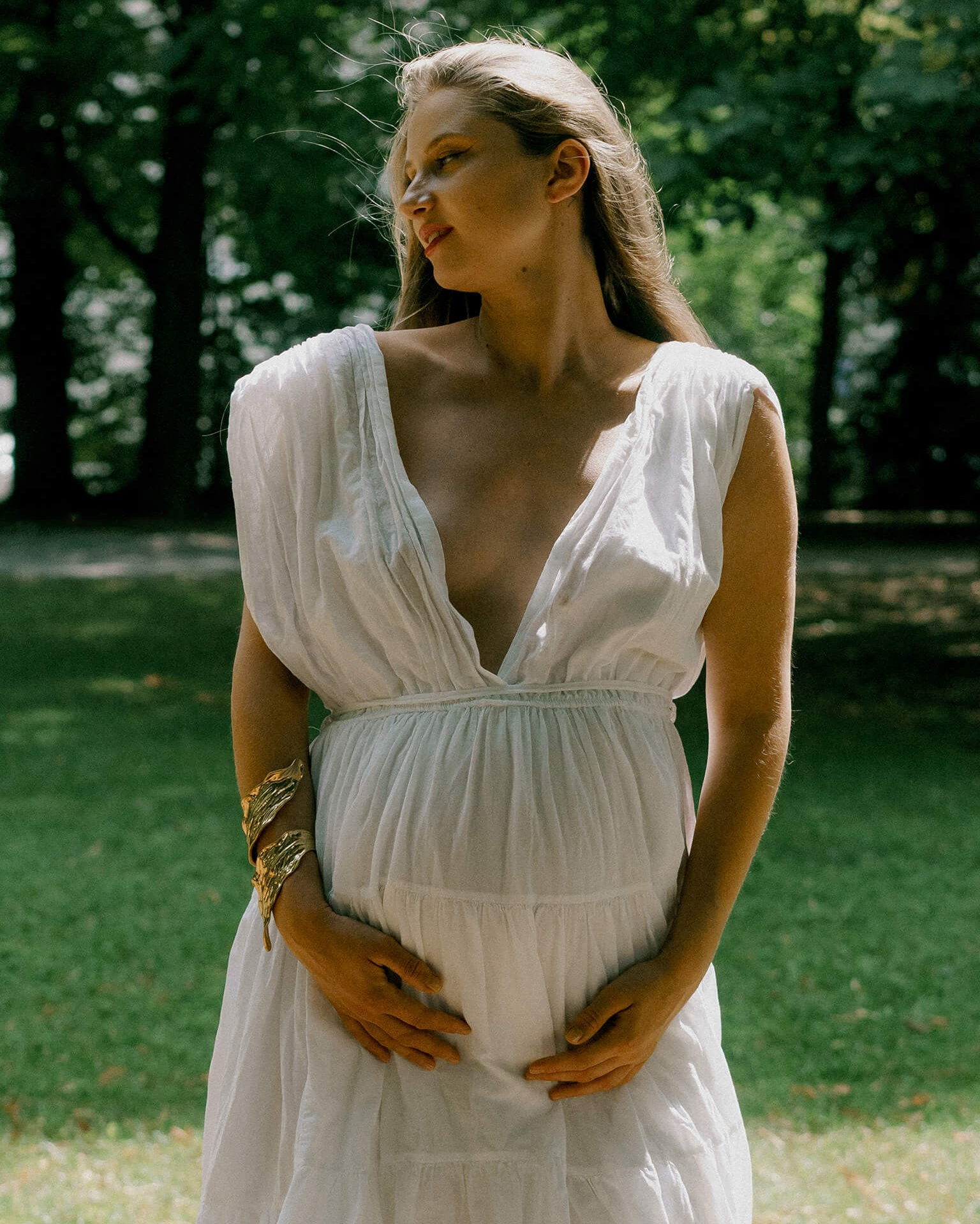 Maternity photo session in Munich: natural and elegant. Inna Zaytseva Photography | Photographer in Munich | Content Creation