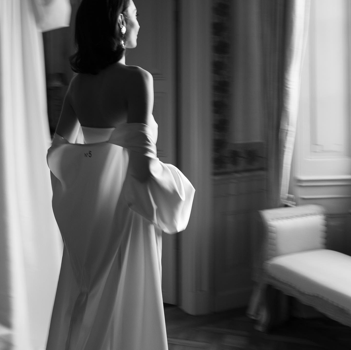 Braut beim Getting Ready, schulterfreies Kleid mit Schleife – Hochzeitsfotografin Berlin | Nataliia Schütze