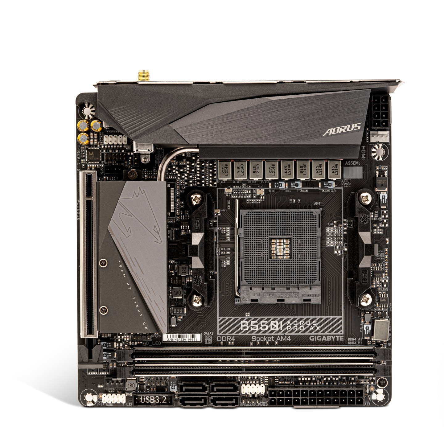 Fotógrafo capturando producto en estudio.