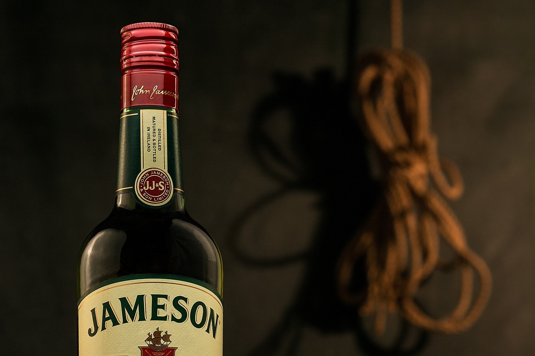 Jameson viskisi fonunda kənd ipi ilə birlikdə