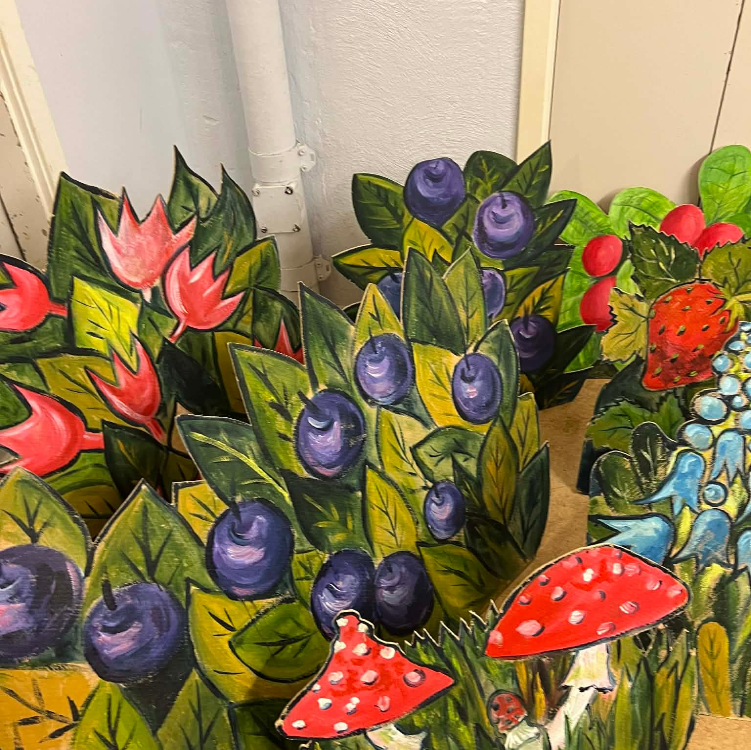 Scenografi. Eugenia Arinstein — konstnär som skapar handgjord måleri och illustration med känsla, färg och närvaro. Verksam i Nynäshamn