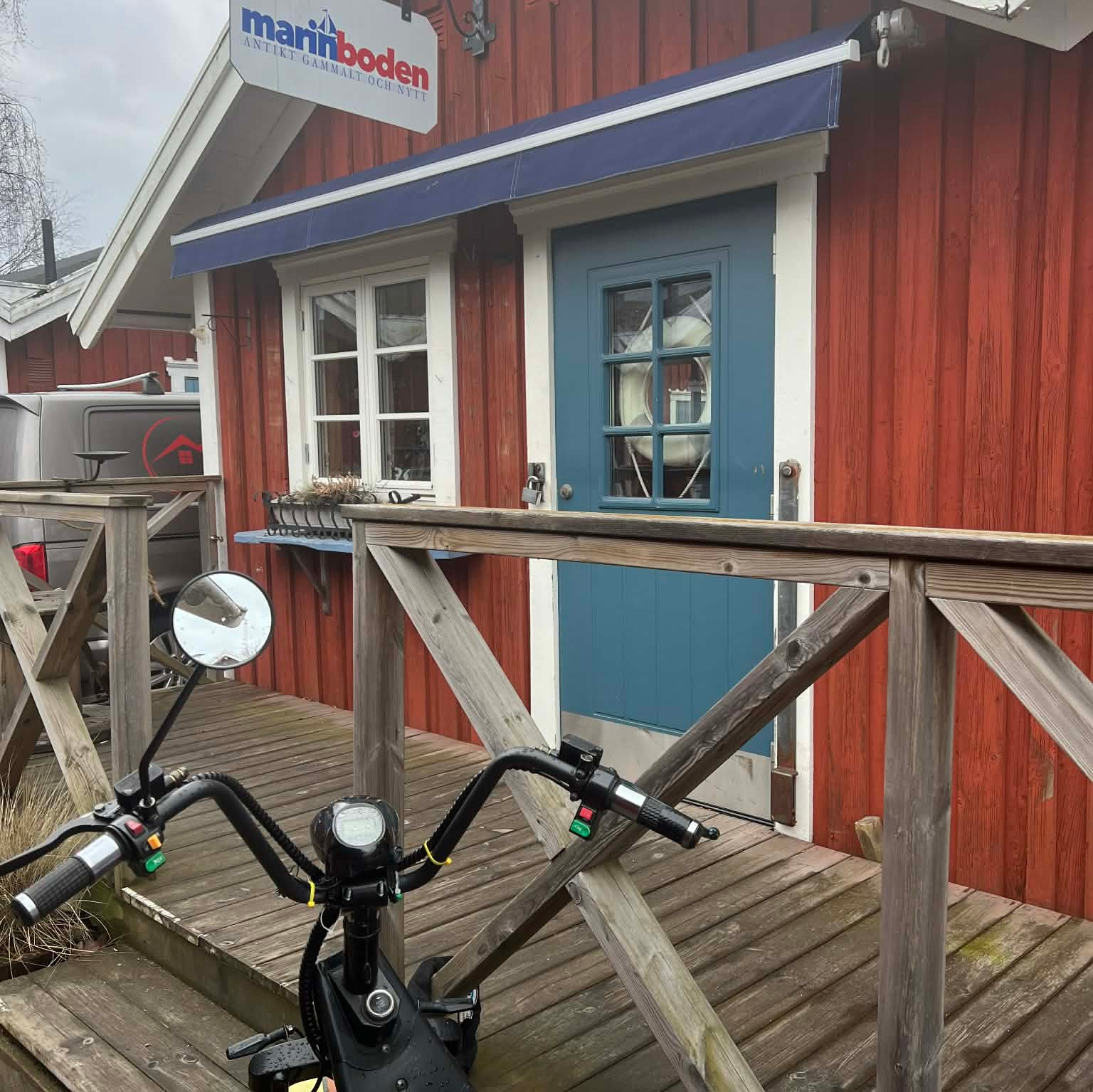Väggmålningen i Marinboden i Nynäshamn. Eugenia Arinstein — konstnär som skapar handgjord måleri och illustration med känsla, färg och närvaro. Verksam i Nynäshamn
