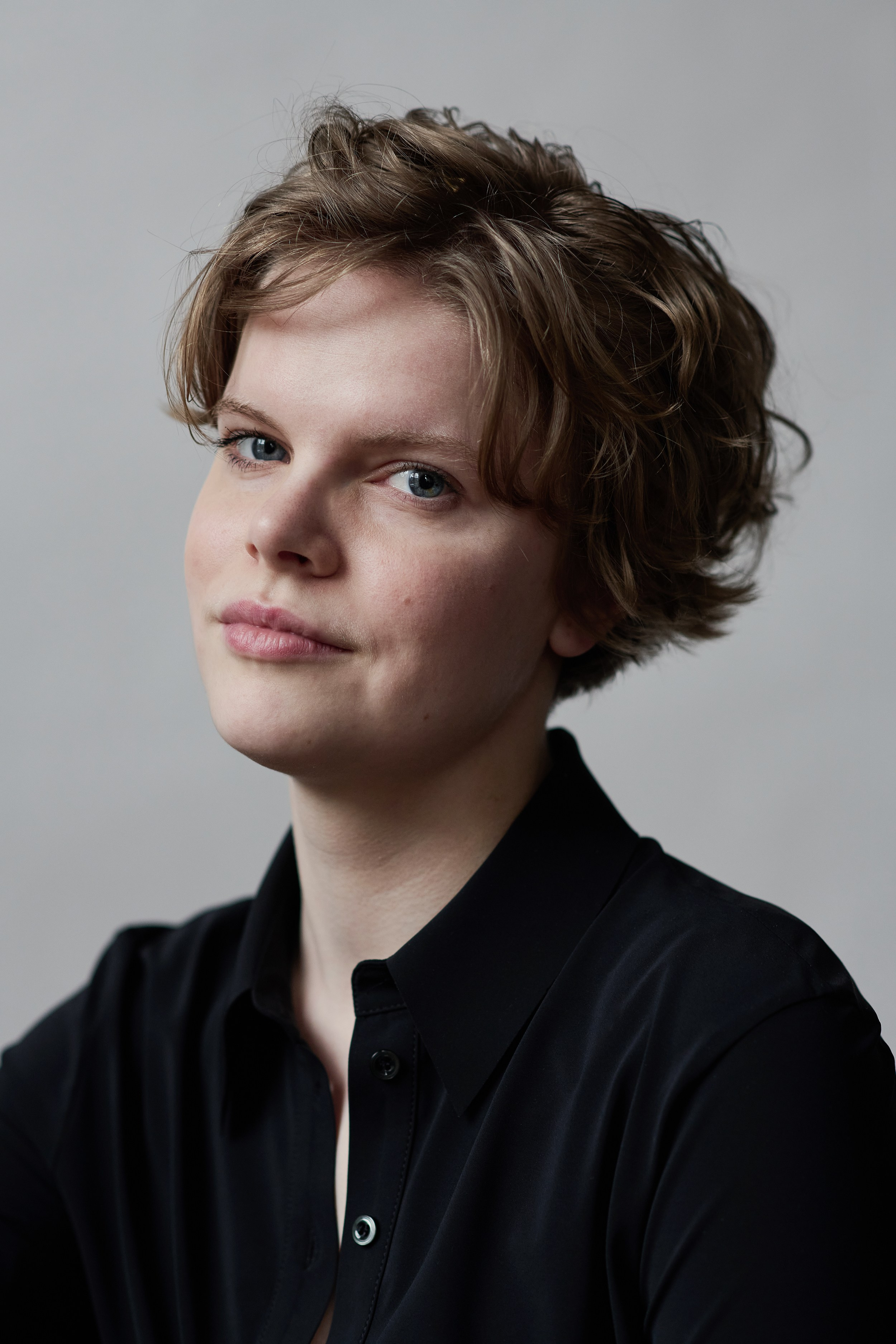 Headshot of an actress in natural light, taken in Amsterdam by photographer Victoria Ushkanova.