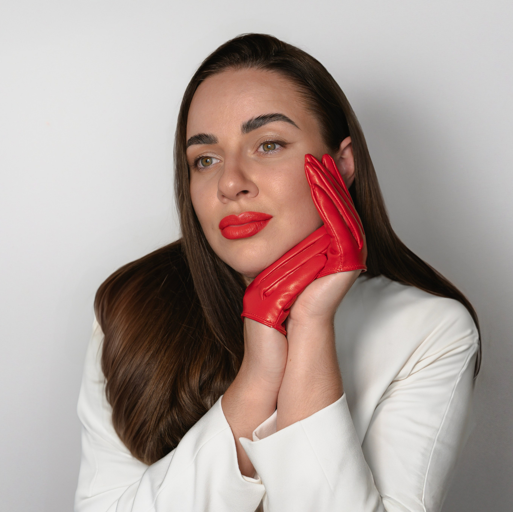  Dreamy photoshoot Venice with soft light, pastel colors, and ethereal styling.