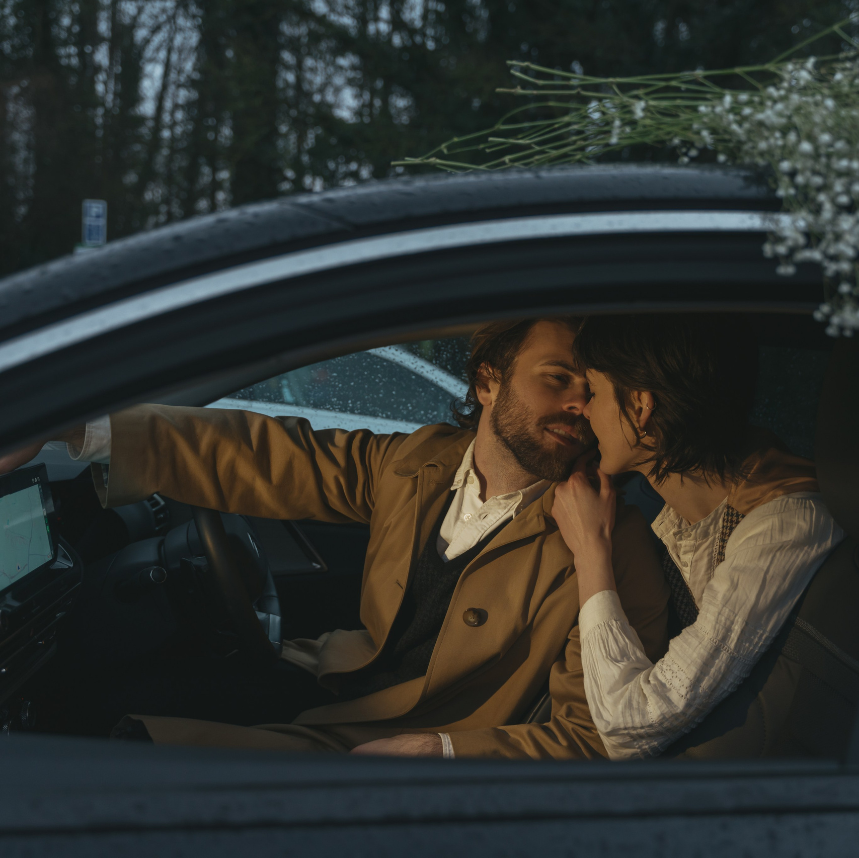 cinematic couple photoshoot in London evening romantic moment
