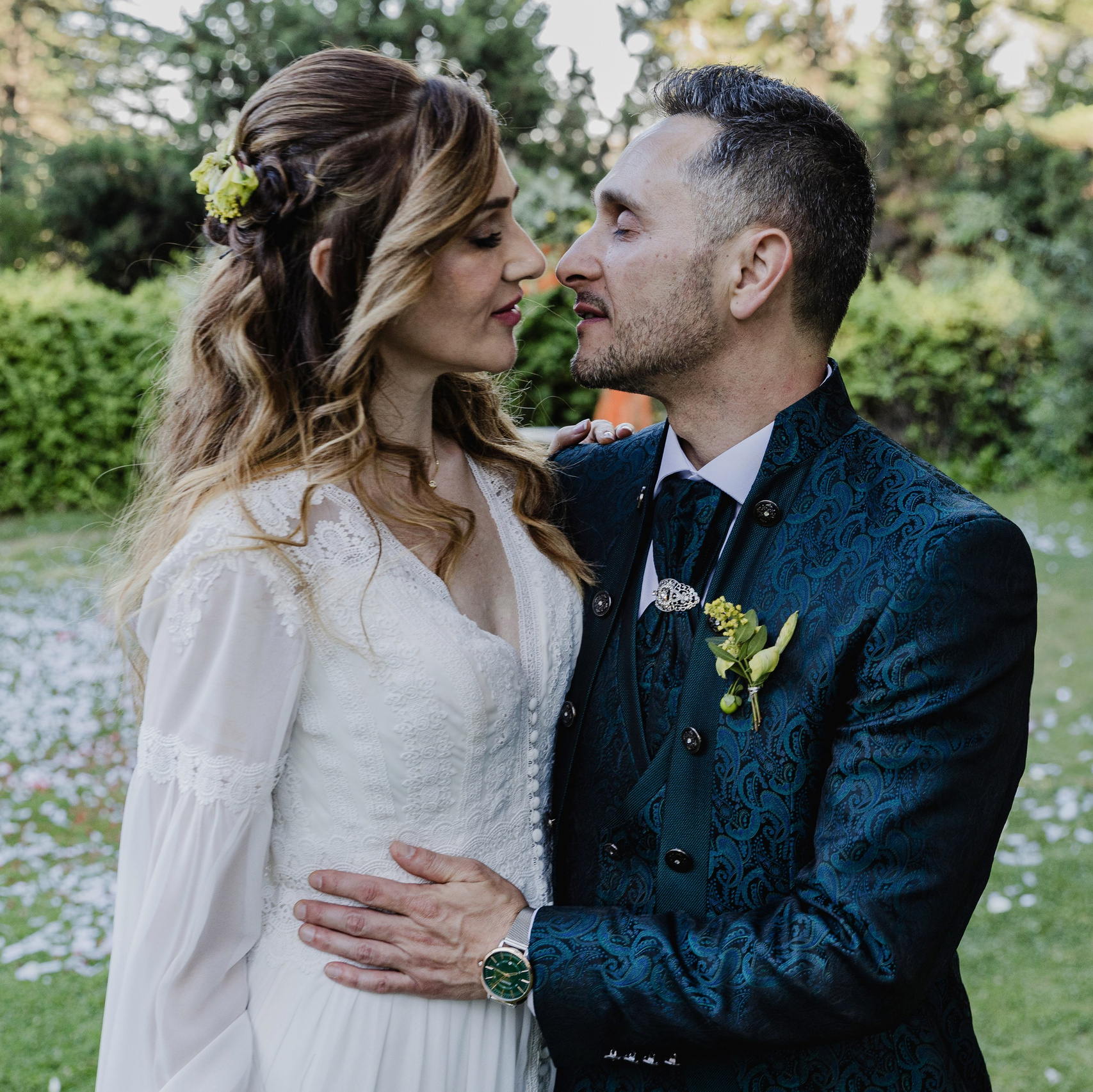 Pareja mirándose fijamente en una sesión de fotos justo después de la ceremonia de su boda, capturando un momento íntimo y lleno de emoción, con la felicidad reflejada en sus rostros
