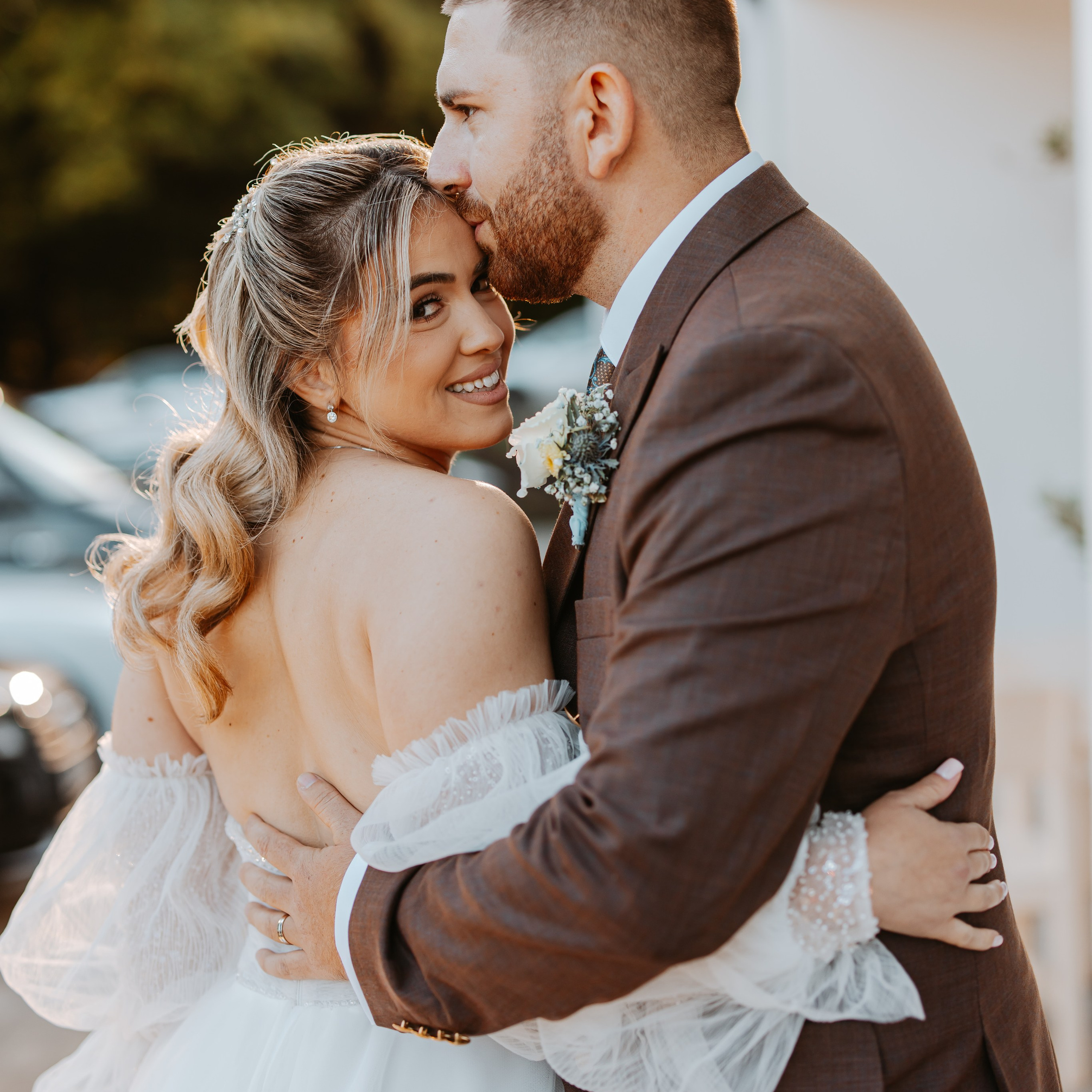 Cuplu tânăr la ședință foto romantică în aer liber, fotograf de eveniment