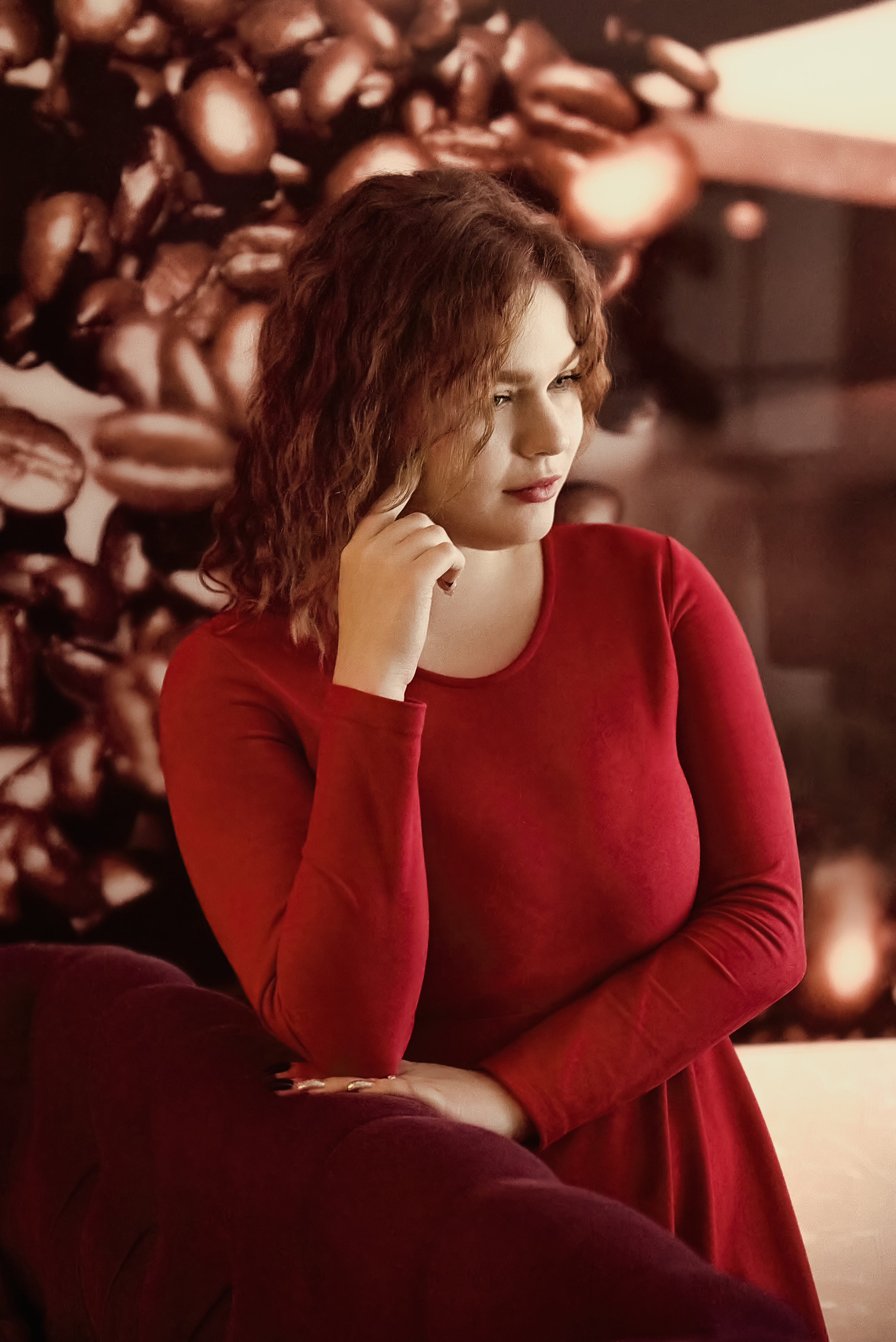 Девушка в красном платье в кафе.