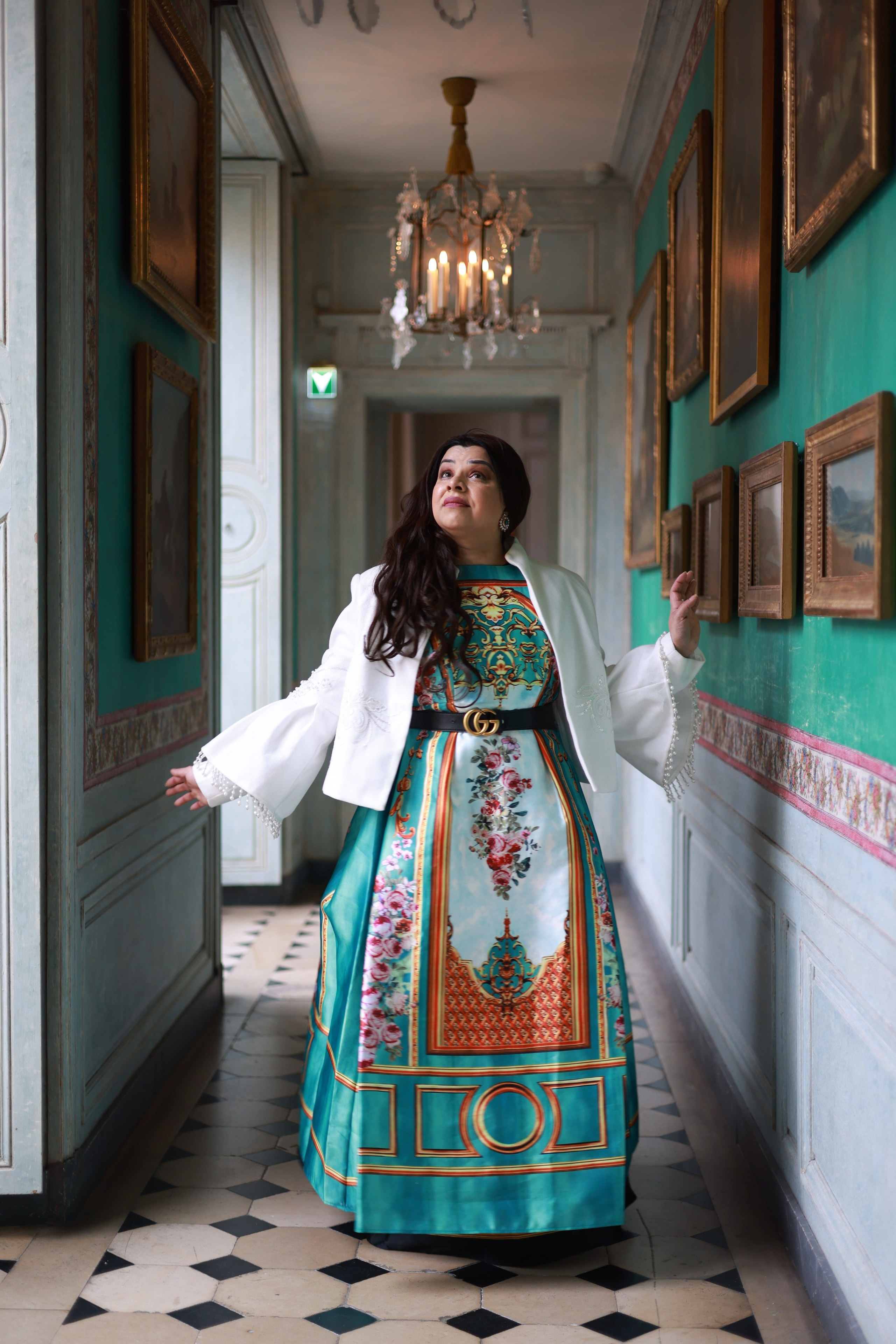 Choose location for photo. Director — Photo & Video Paris