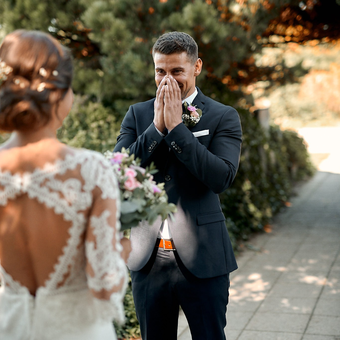 Emotionaler First Look zwischen Braut und Bräutigam im Kurpark Bad Saulgau, fotografiert von Hochzeitsfotograf Alex Fetter.