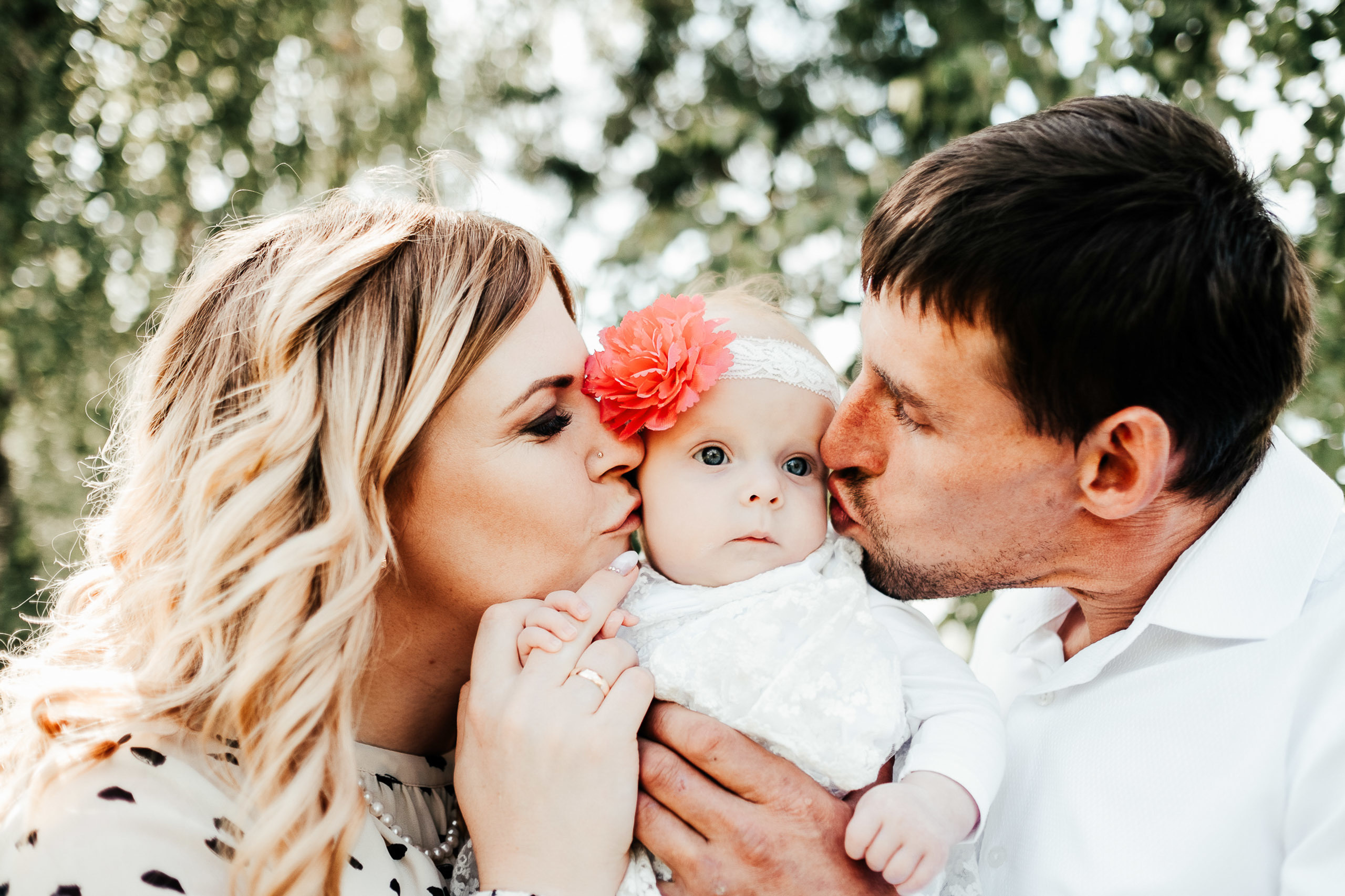 Kristību fotosesija pēc ceremonijas ģimenes fotosesija.