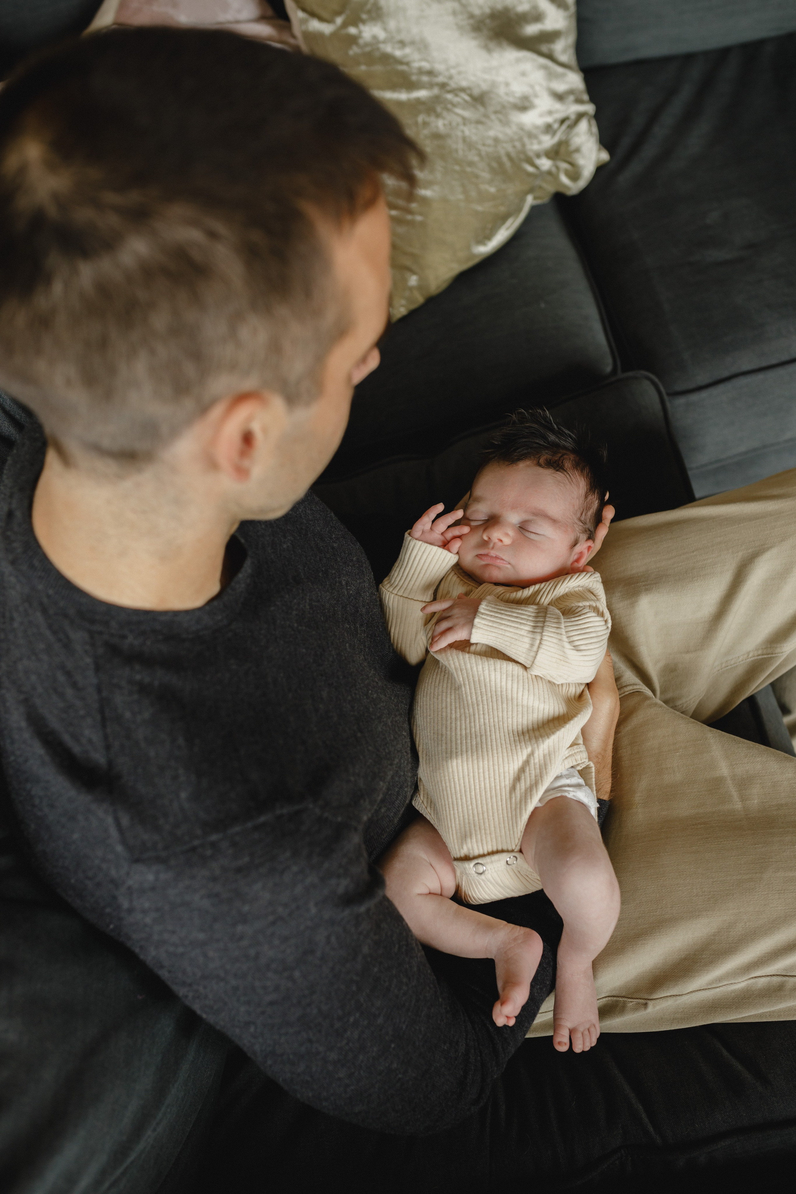 The Importance of Newborn Photography at Home Within the First 14 Days. Lifestyle photographer in Bay Area Iryna Rakivnenko