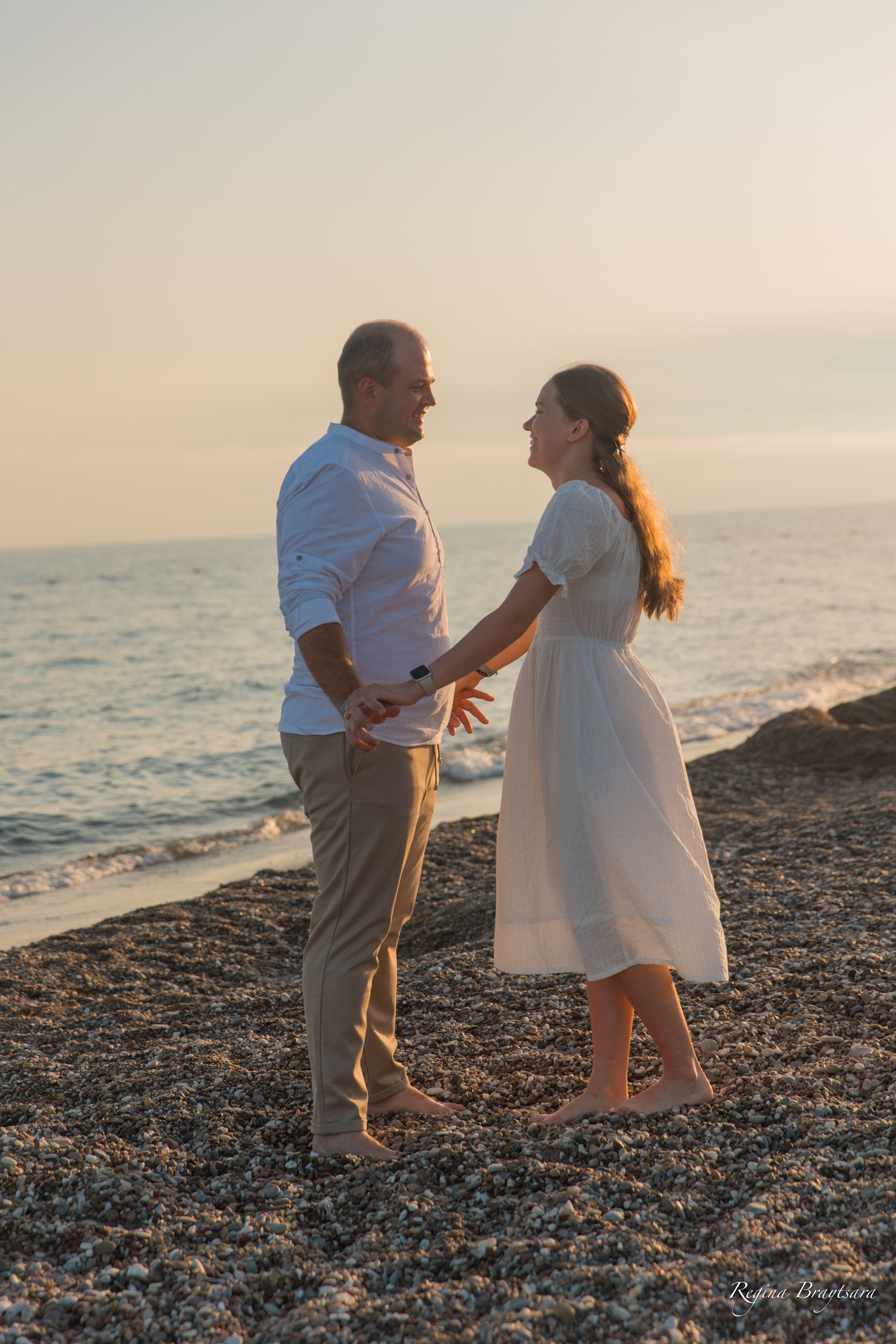 jeune couple se promène au bord de la mer