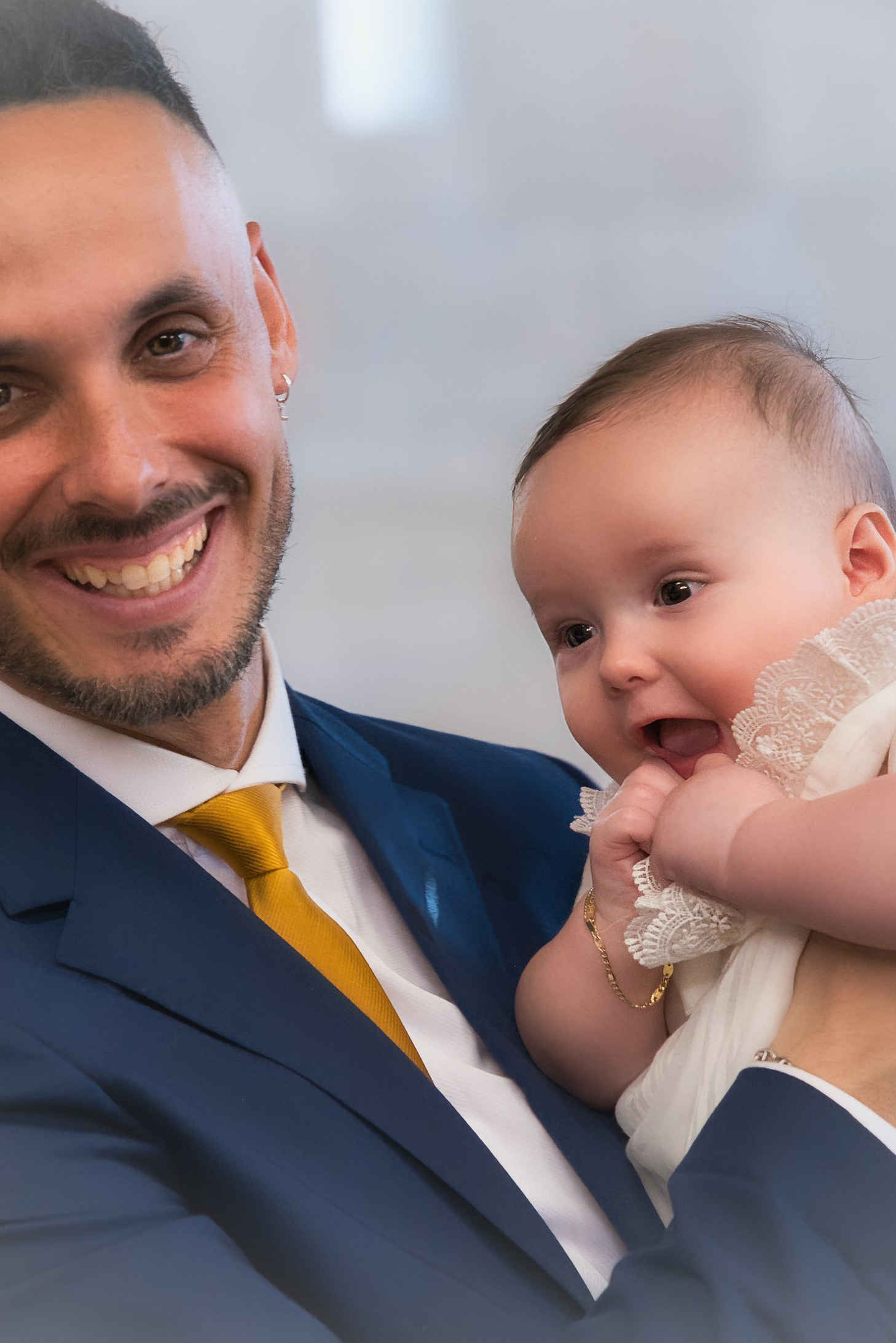 Foto de un padre sonriendo con su bebe alergre