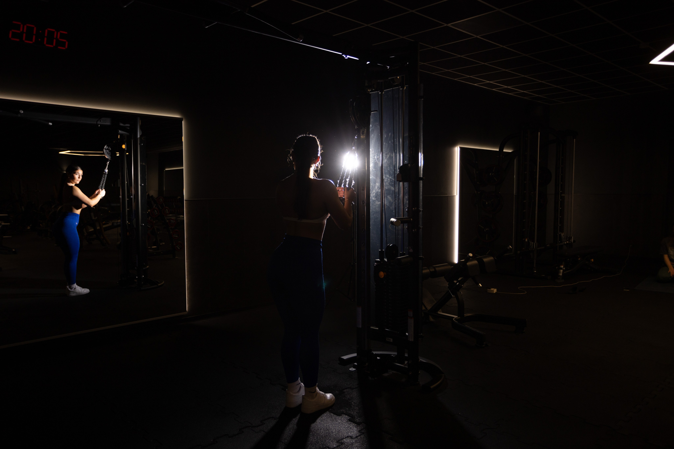 Image-Fotos für Fitnesstrainer: „Porträt eines Fitnesstrainers im Studio, motivierend vor einer Gruppe von Kursteilnehmern.“