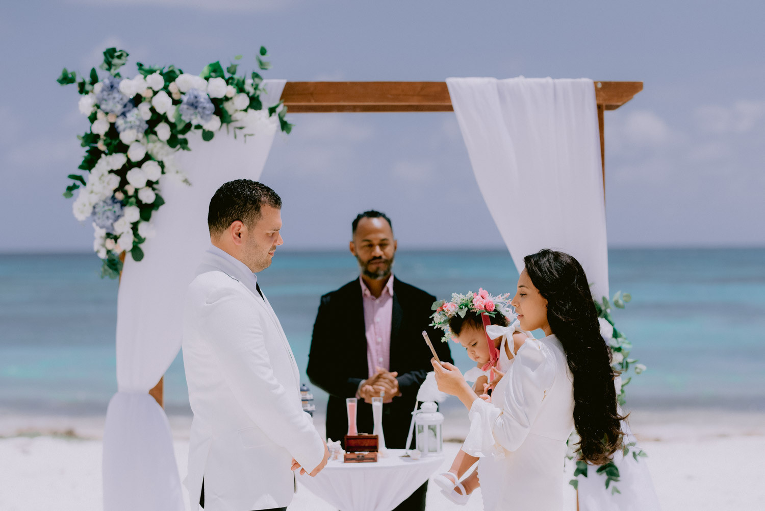 Почему бы не устроить себе свадебную церемонию на пляже в Доминикане?