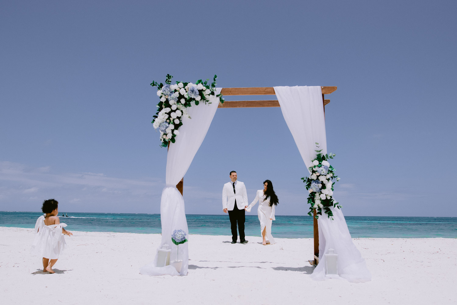 Почему бы не устроить себе свадебную церемонию на пляже в Доминикане?