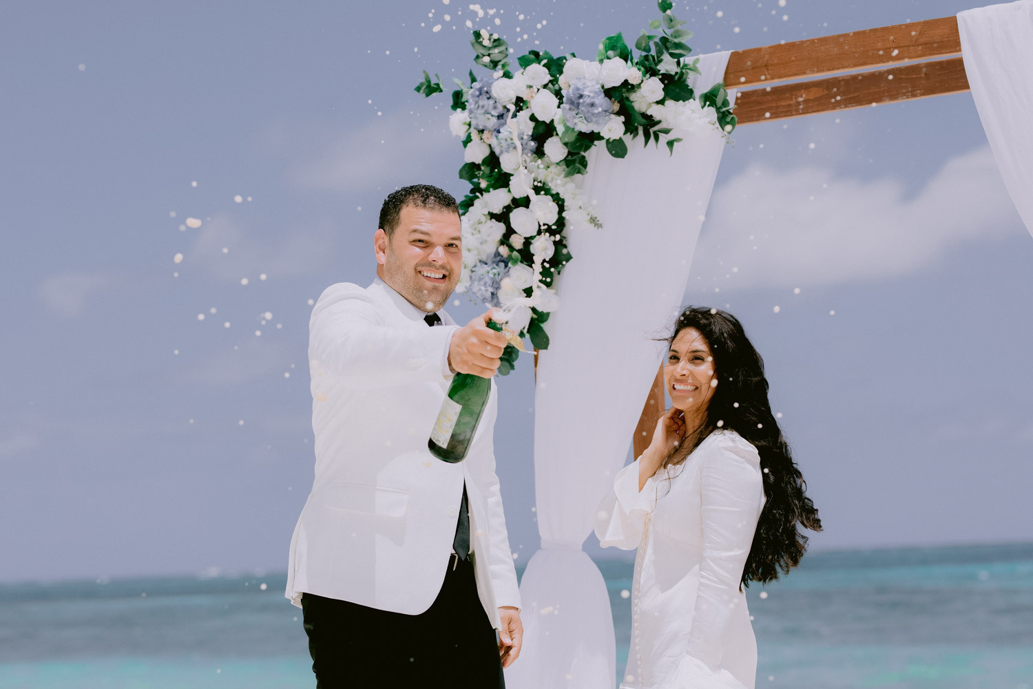 Почему бы не устроить себе свадебную церемонию на пляже в Доминикане?