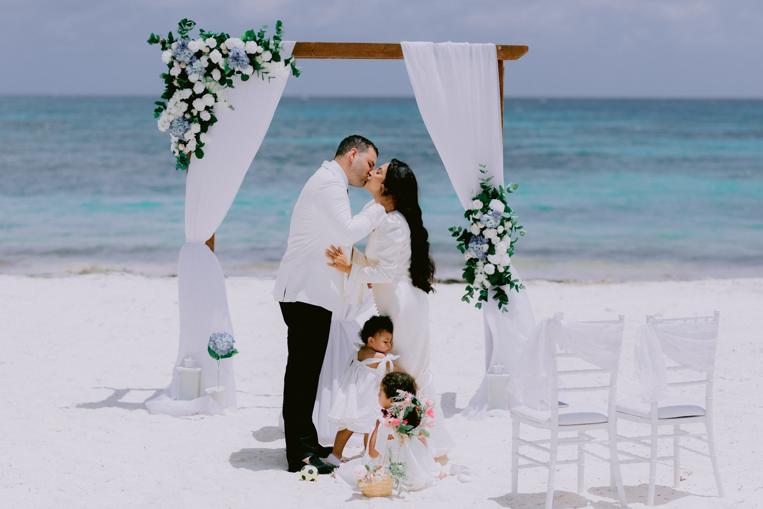 Почему бы не устроить себе свадебную церемонию на пляже в Доминикане?