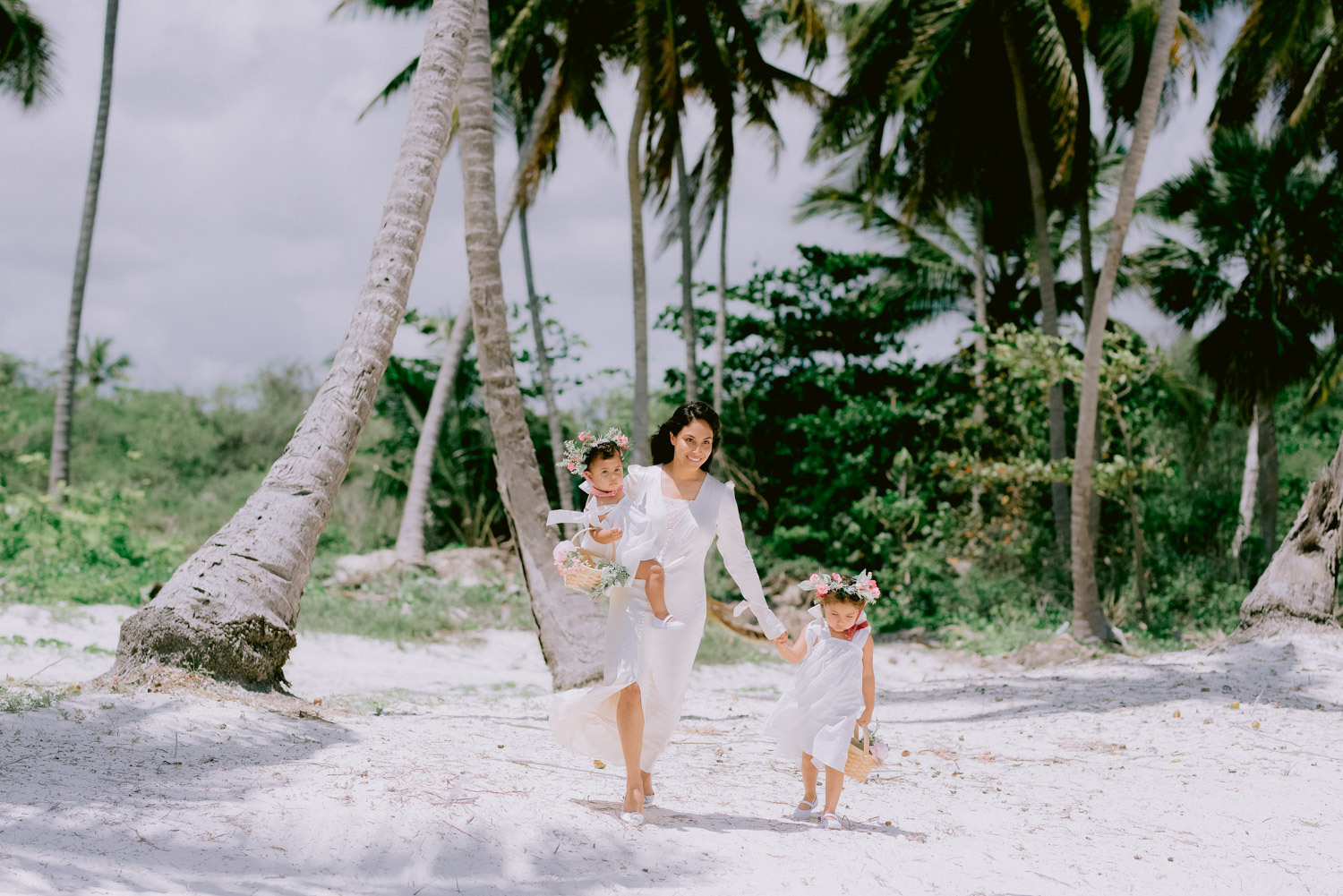 Почему бы не устроить себе свадебную церемонию на пляже в Доминикане?