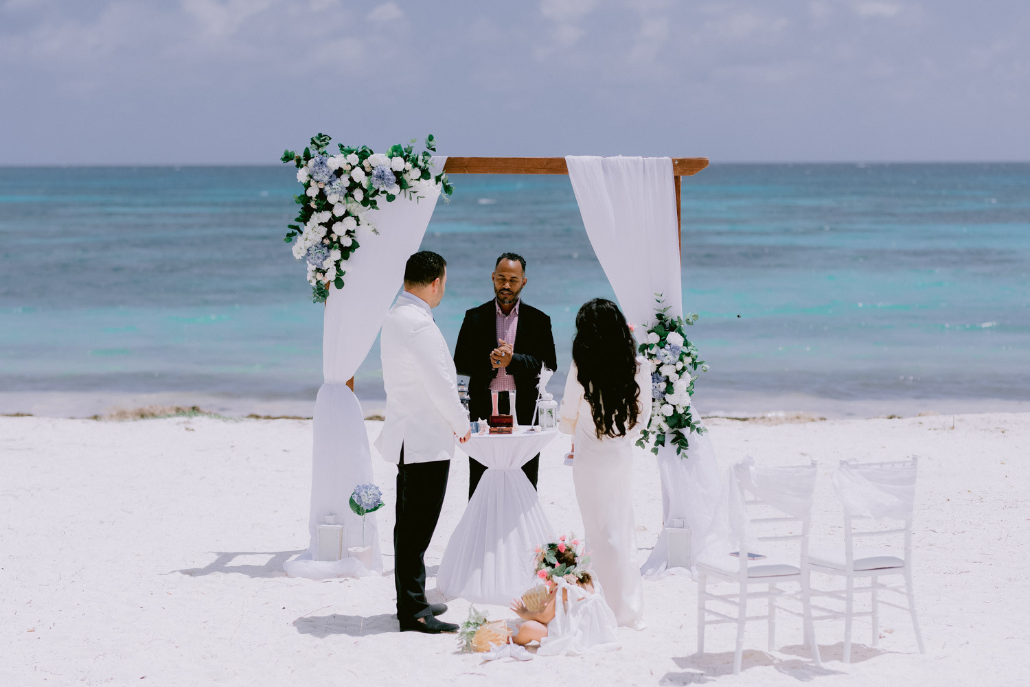 Почему бы не устроить себе свадебную церемонию на пляже в Доминикане?