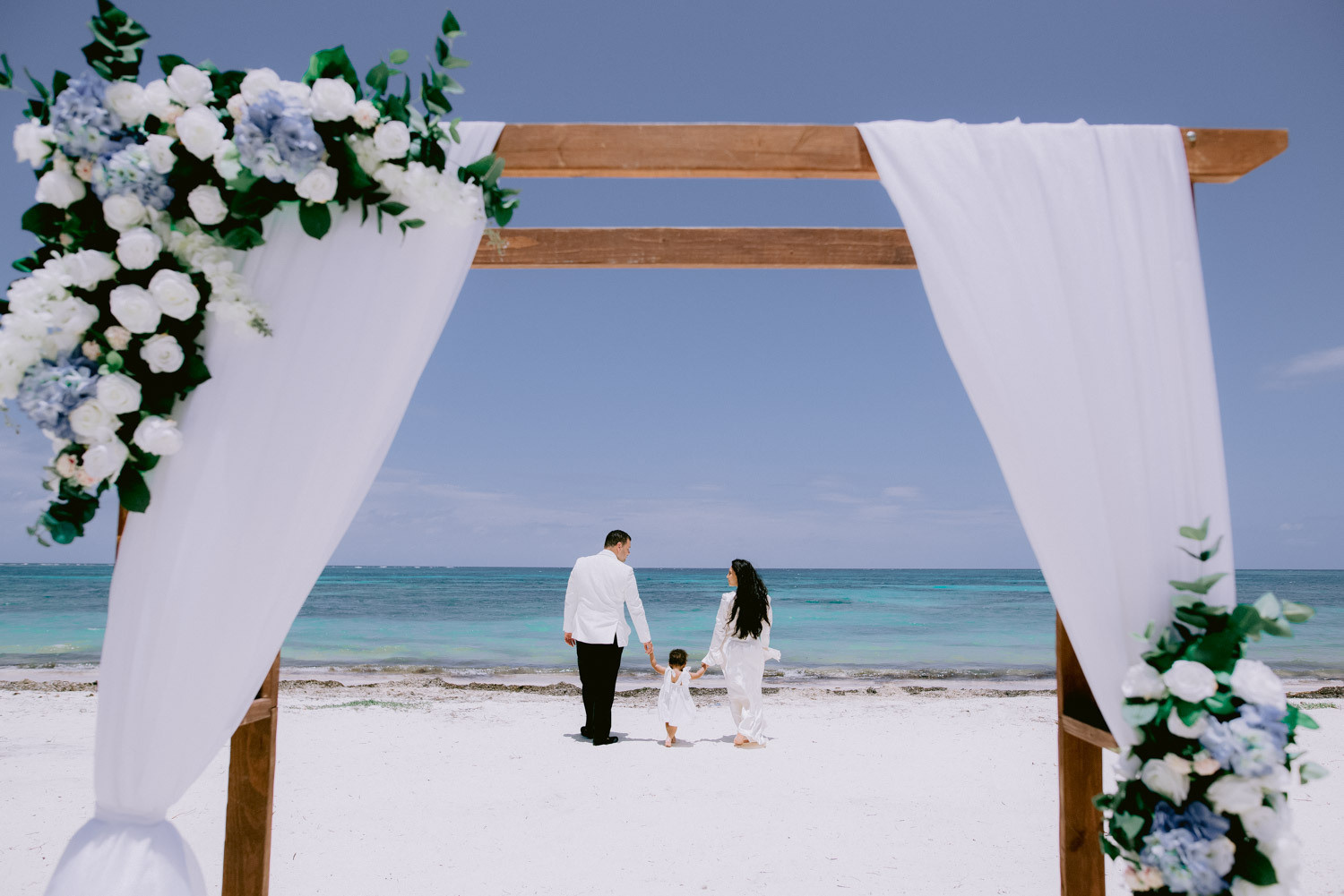 Почему бы не устроить себе свадебную церемонию на пляже в Доминикане?