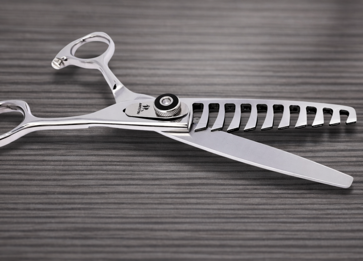 Форма зубцов филировочных ножниц: флажковая, прямая и другие. Įrankių galandinimo ir restauravimo meistras