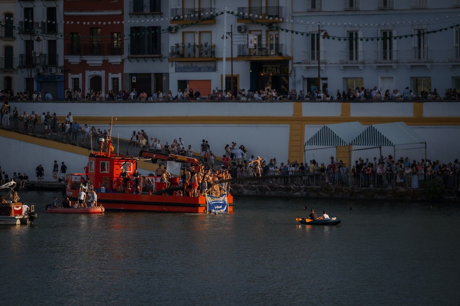 Flamencas al borde del Guadalquivir