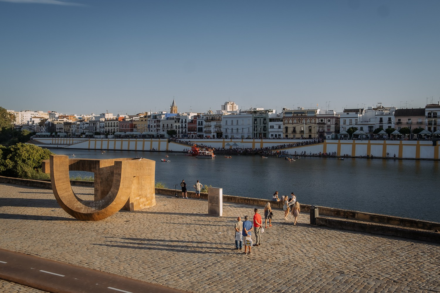 Flamencas al borde del Guadalquivir