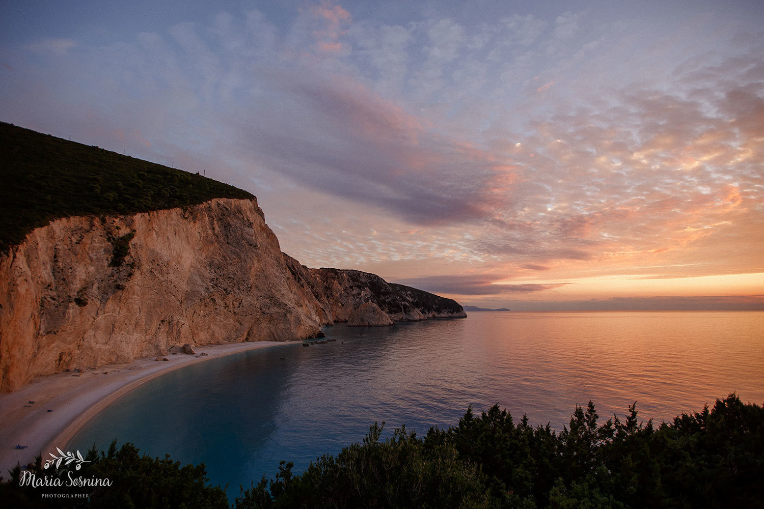 Uvirkelig solnedgang på øya Lefkada i Hellas