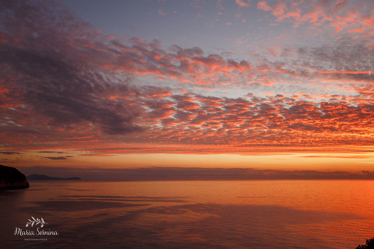 Uvirkelig solnedgang på øya Lefkada i Hellas