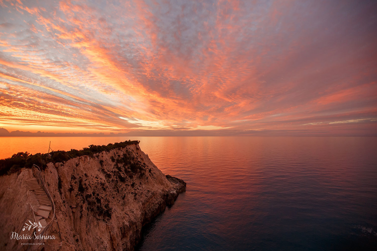 Uvirkelig solnedgang på øya Lefkada i Hellas