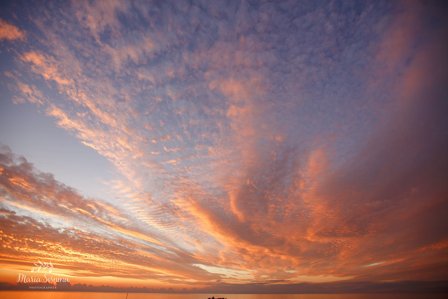 Uvirkelig solnedgang på øya Lefkada i Hellas