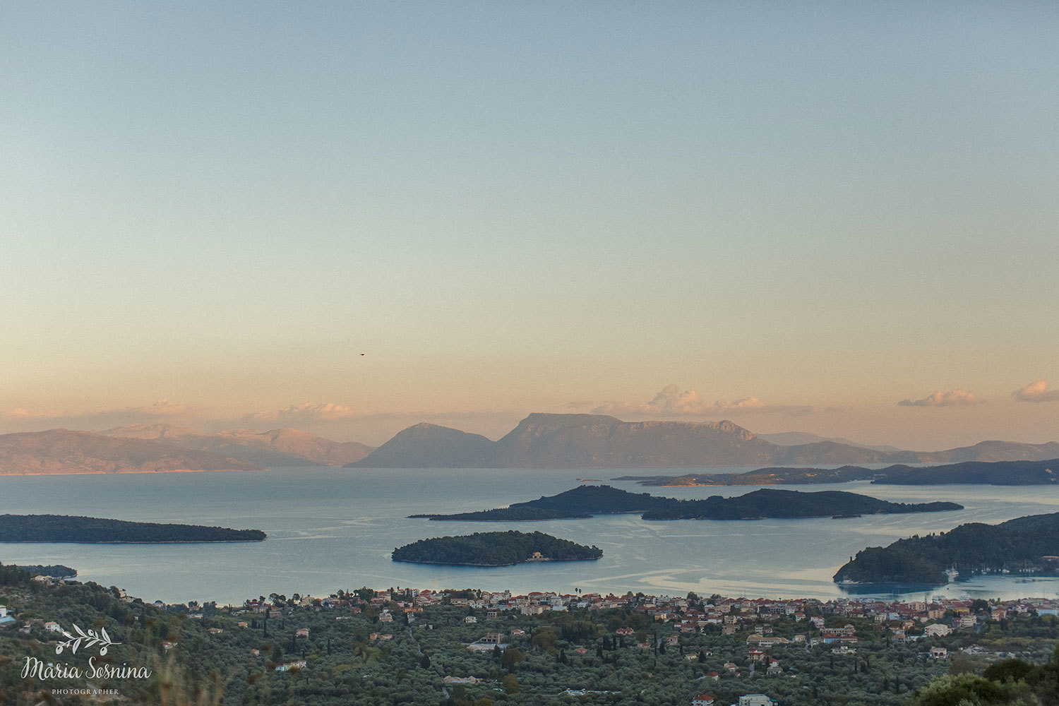 Uvirkelig solnedgang på øya Lefkada i Hellas
