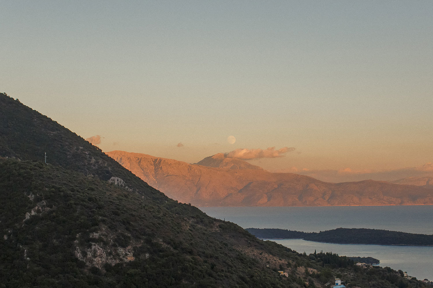 Uvirkelig solnedgang på øya Lefkada i Hellas