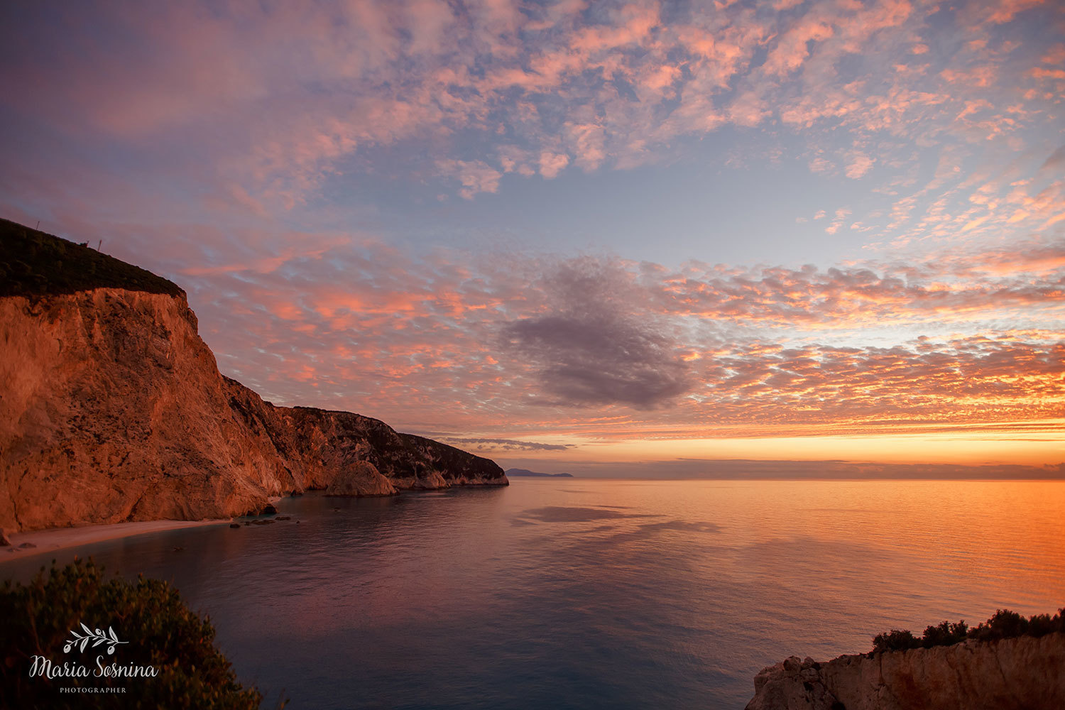 Uvirkelig solnedgang på øya Lefkada i Hellas