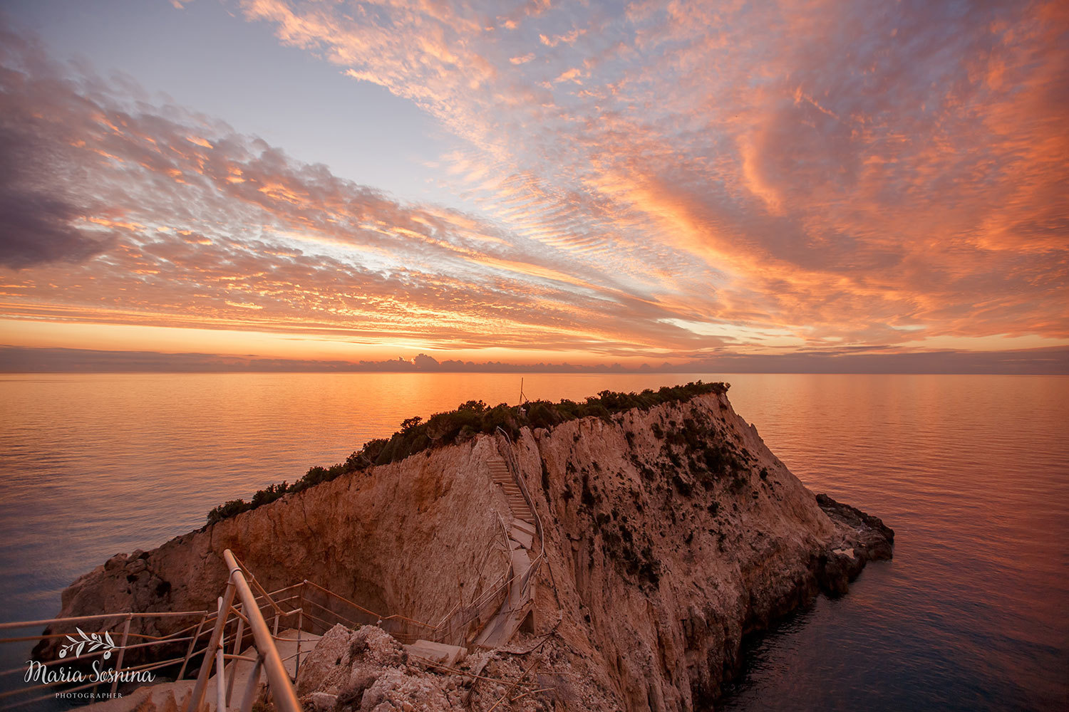 Uvirkelig solnedgang på øya Lefkada i Hellas