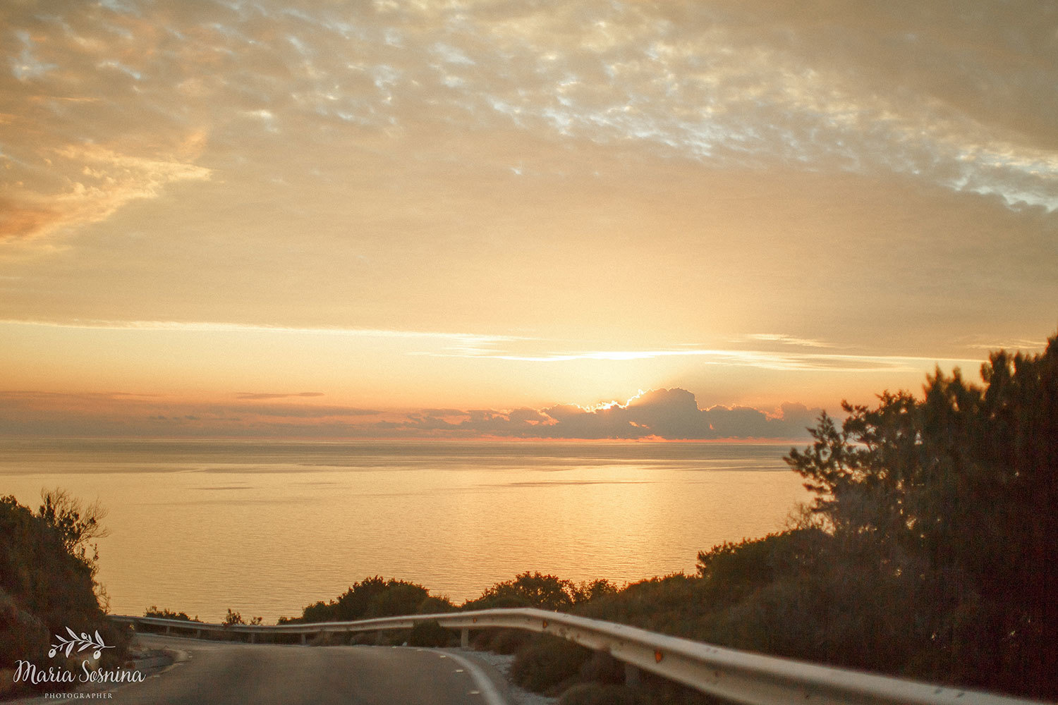 Uvirkelig solnedgang på øya Lefkada i Hellas