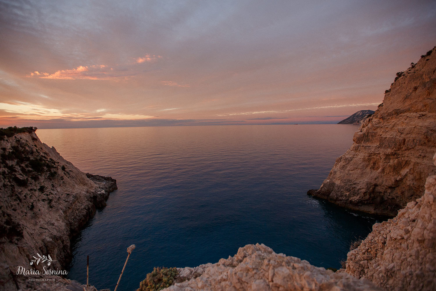 Uvirkelig solnedgang på øya Lefkada i Hellas
