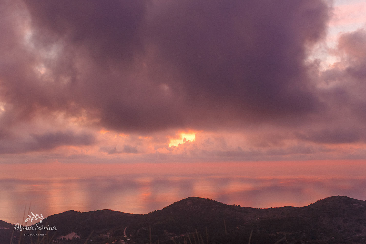 Uvirkelig solnedgang på øya Lefkada i Hellas