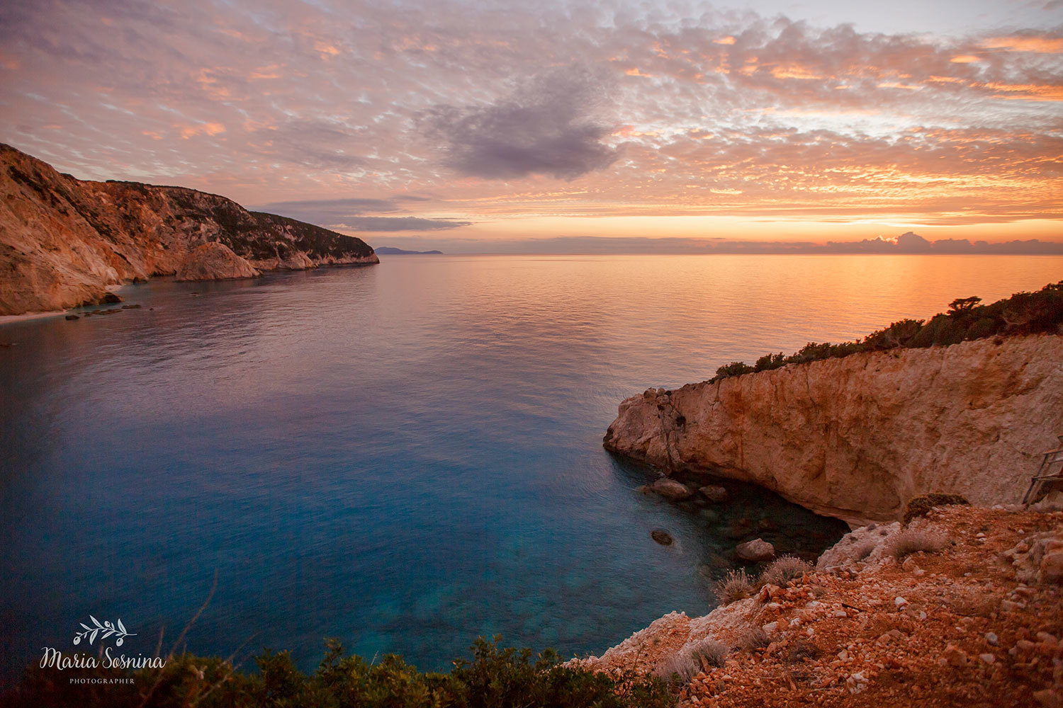 Uvirkelig solnedgang på øya Lefkada i Hellas